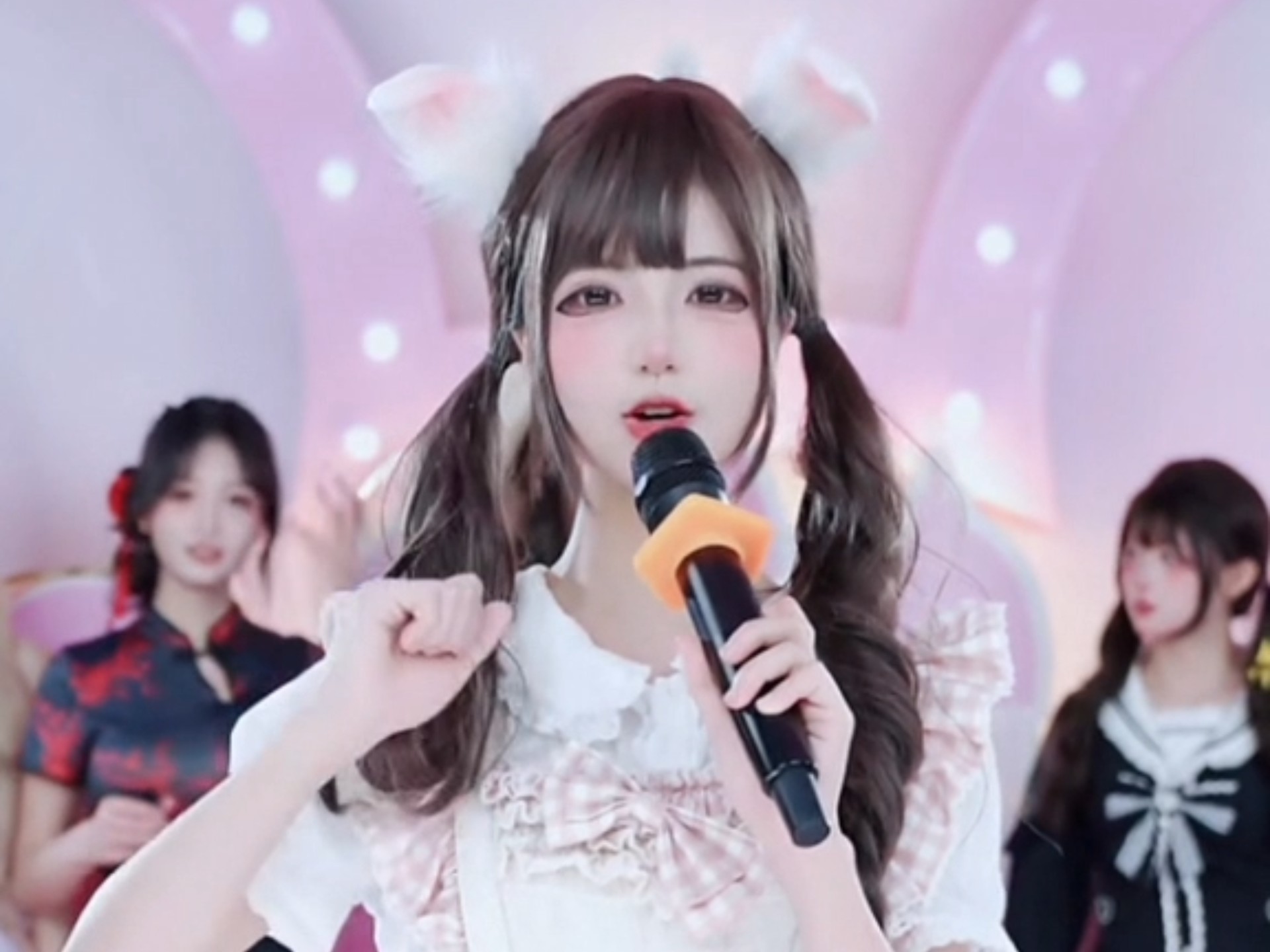 美女跳舞的直播平台_(有什么美女直播跳舞的软件)