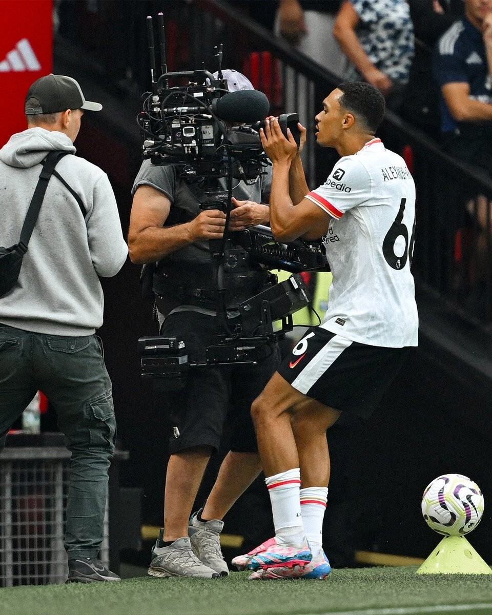 阿诺德遭利物浦球迷嘘声安菲尔德球场反应激烈的简单介绍  第2张