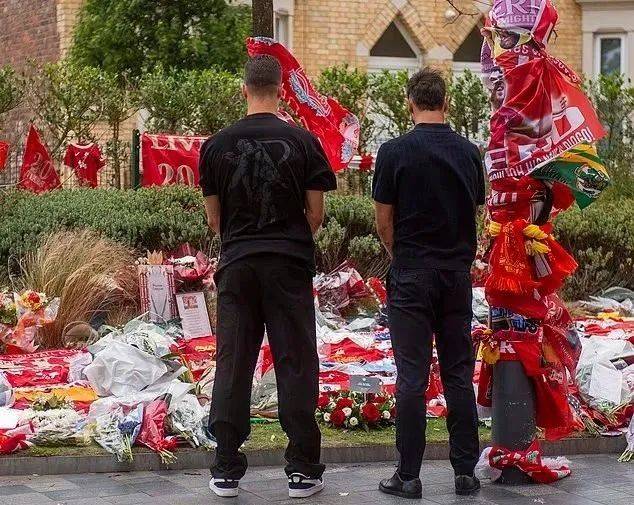 阿莫林携曼联球员悼念若塔向葡萄牙同胞致敬的简单介绍  第2张