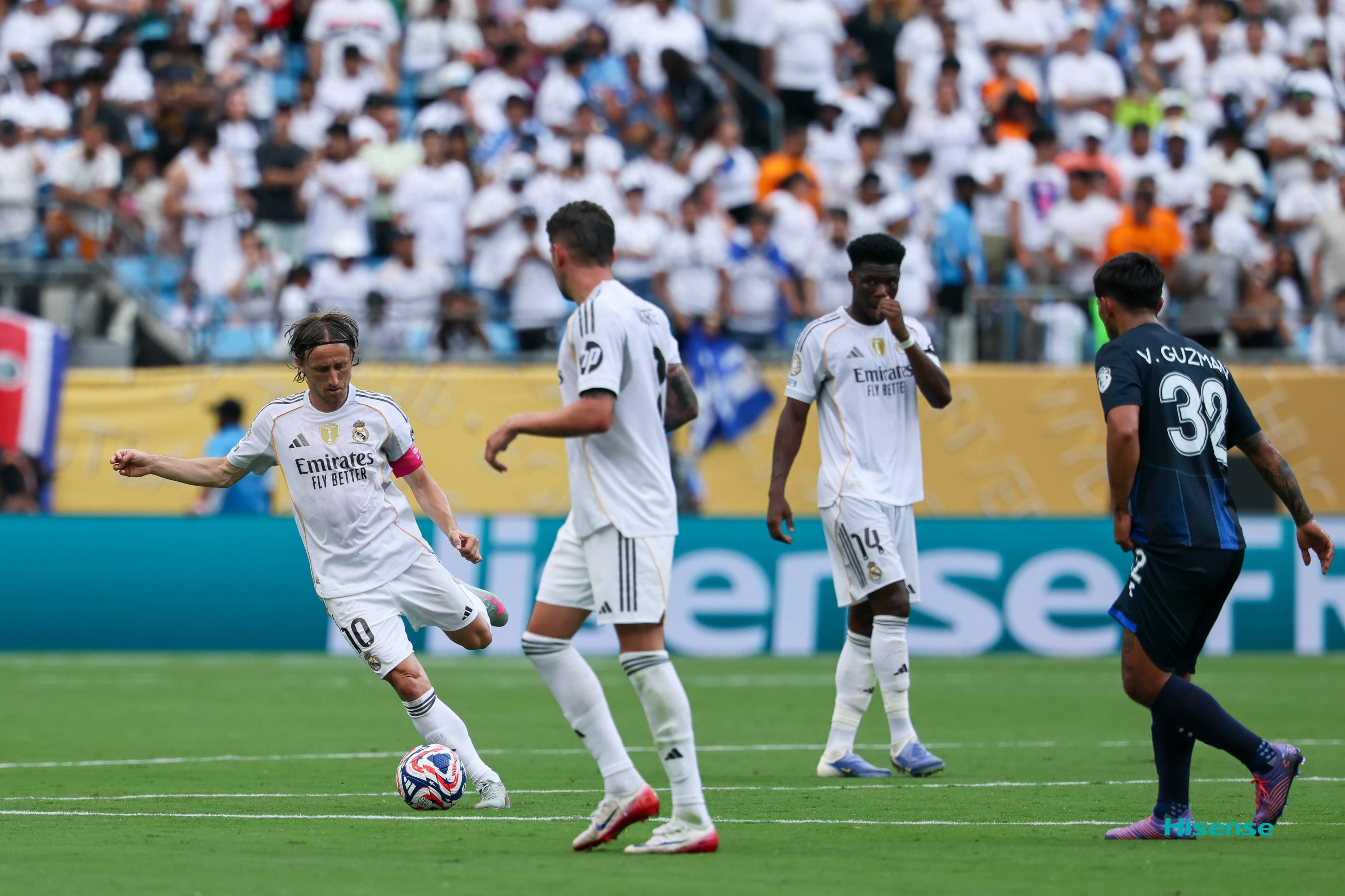 包含世体：阿隆索与球员一同训练皇马备战世俱杯的词条