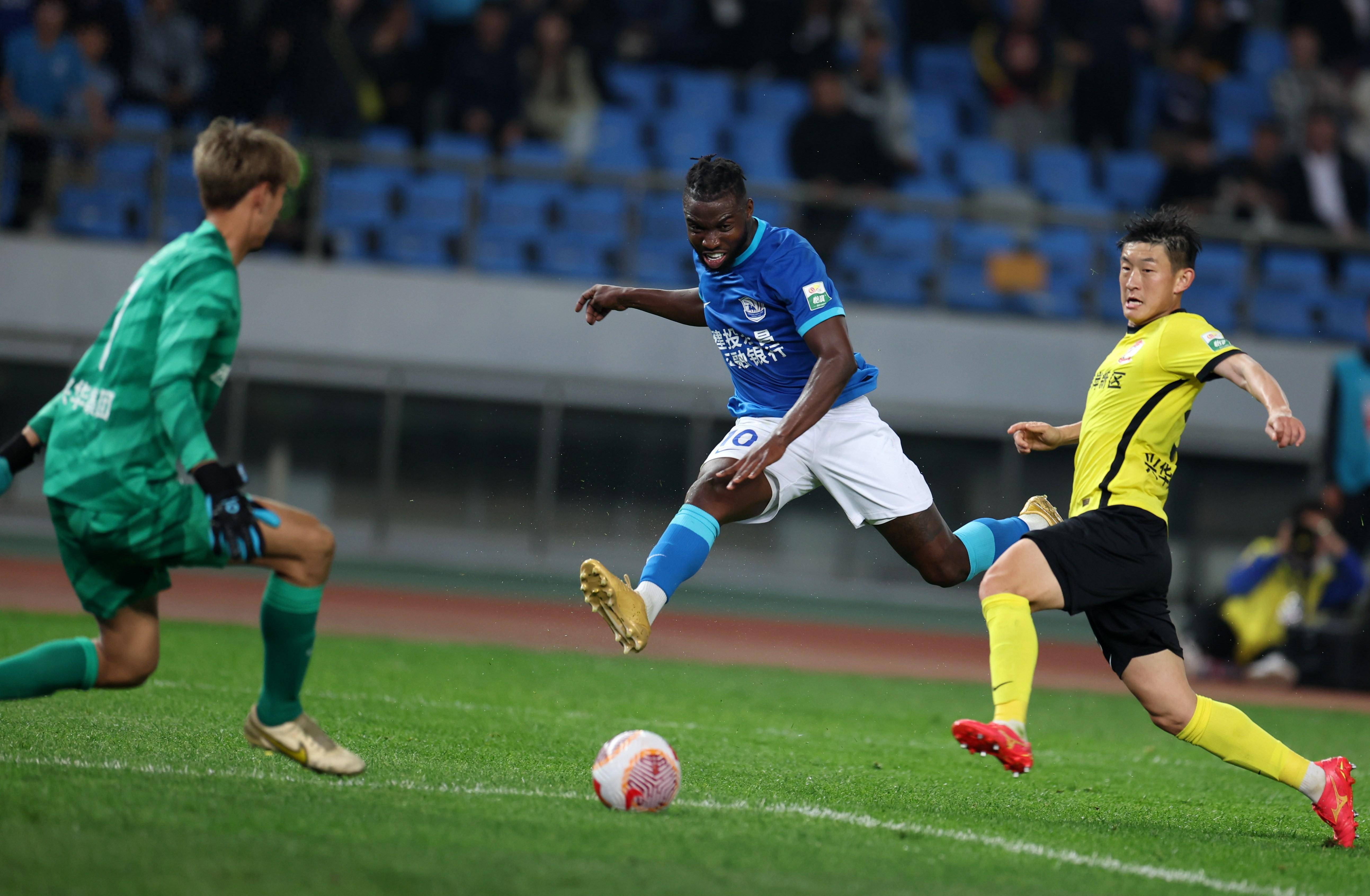 中超青岛西海岸1-3北京国安法比奥梅开二度张稀哲助攻双响的简单介绍  第2张