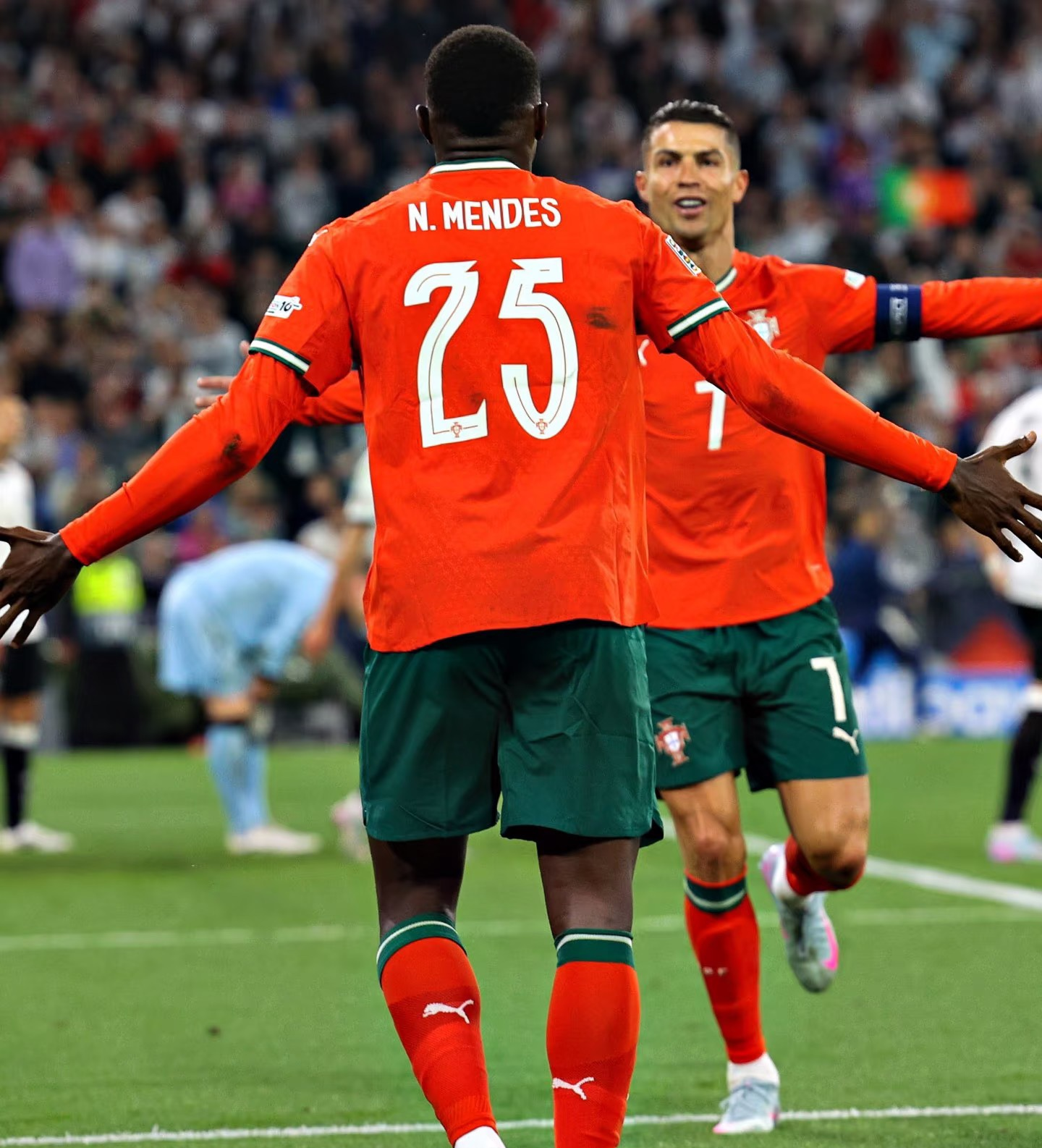 包含葡萄牙足协将为C罗红牌上诉以寻求减少禁赛处罚的词条 第1张 包含葡萄牙足协将为C罗红牌上诉以寻求减少禁赛处罚的词条 第1张