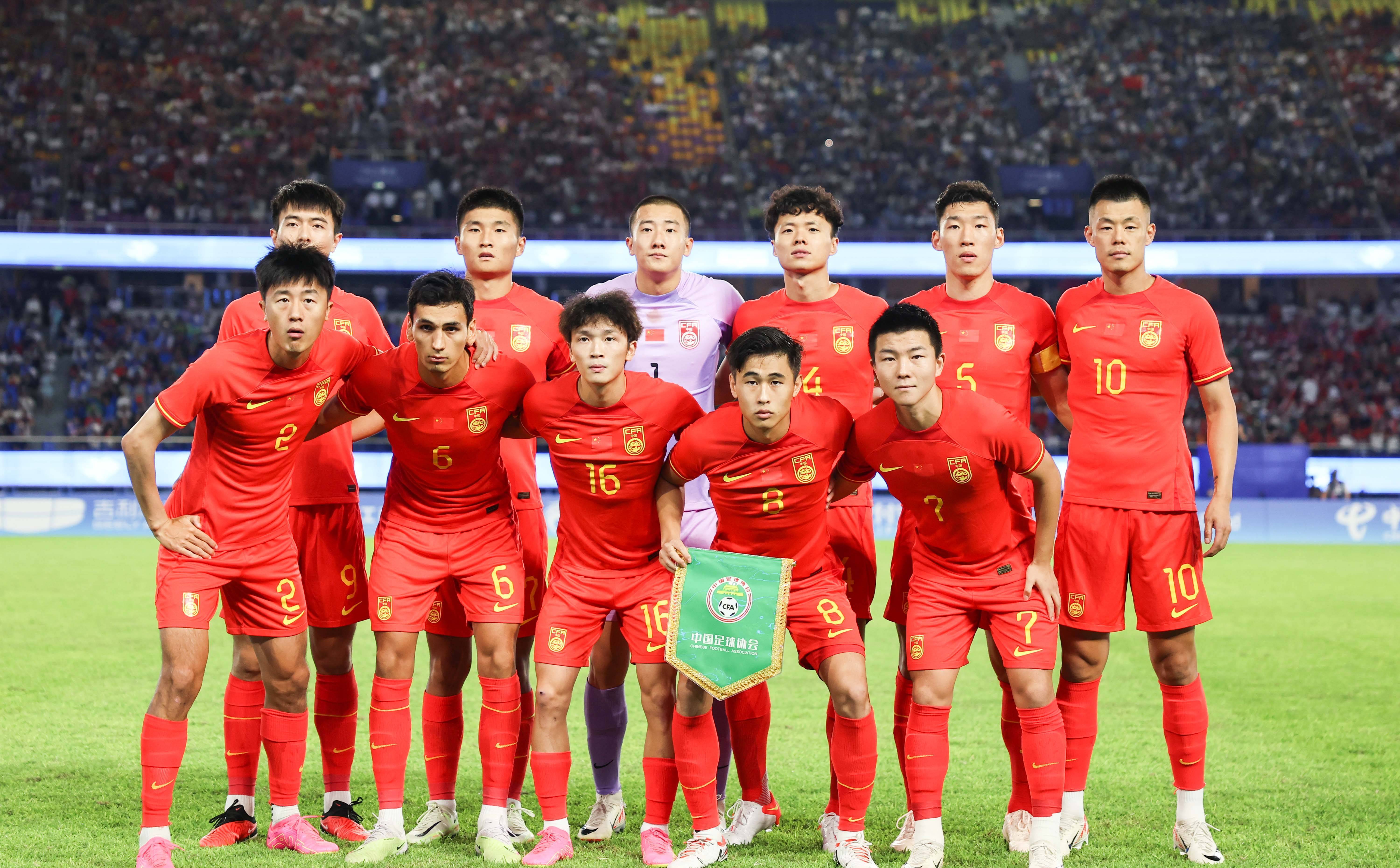 国足赛前训练首发阵容显现塞鸟现身 第2张 国足赛前训练首发阵容显现塞鸟现身 第2张