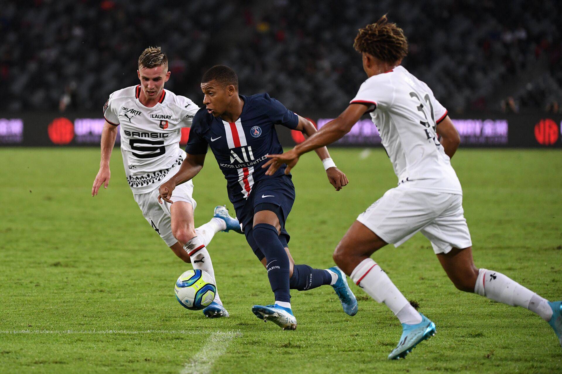 包含法甲女：圣埃蒂安女足VS巴黎圣日耳曼女足的词条  第1张