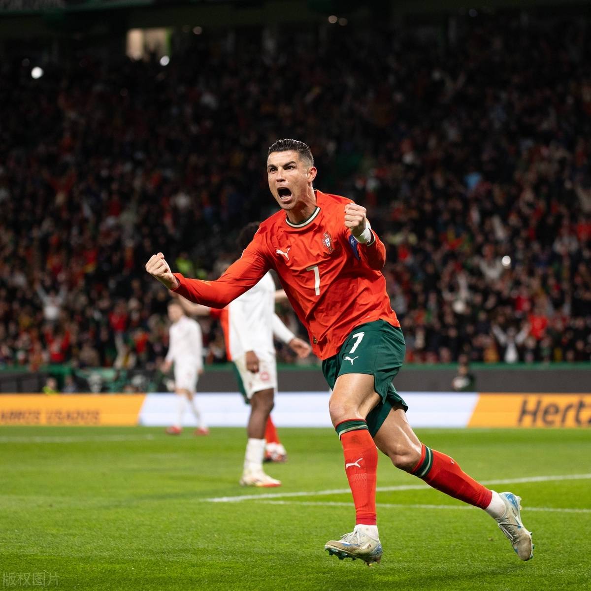 包含C罗打入个人职业生涯第937球继续刷新职业生涯纪录的词条