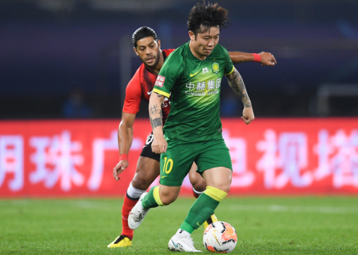 张稀哲在国安商店当收银员为顾客结账的简单介绍  第1张