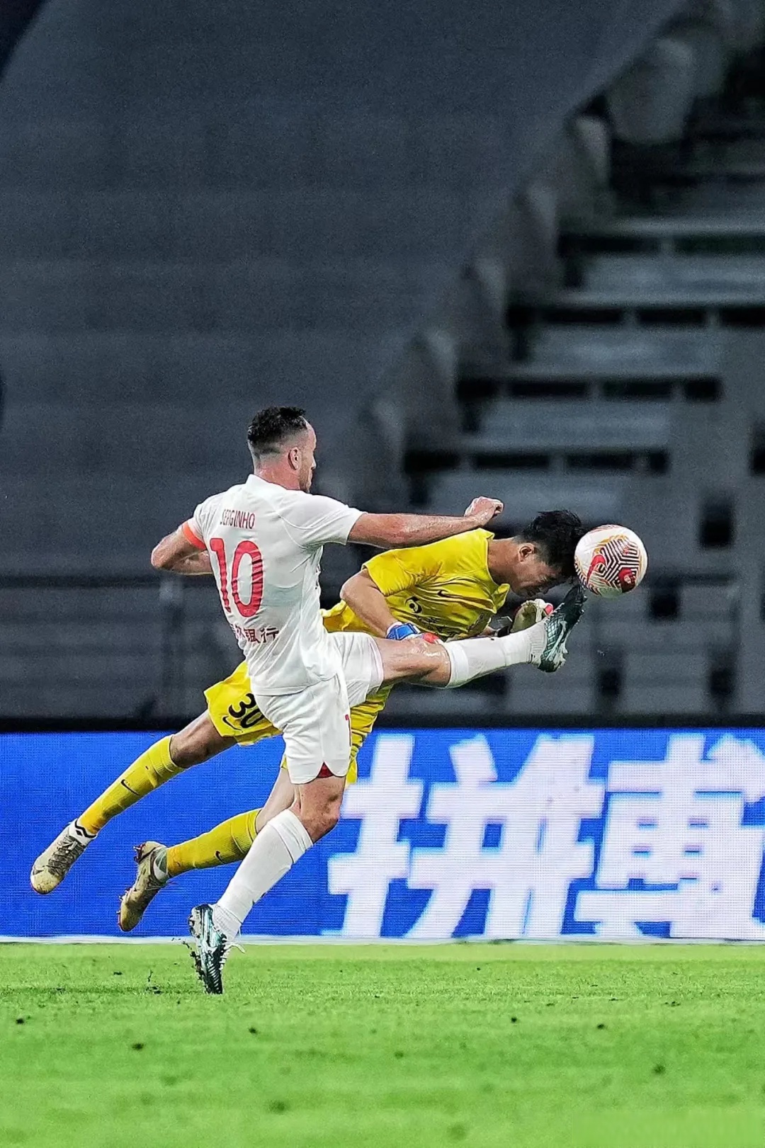 中超上海申花1-2上海海港加布里埃尔破门莱昂纳多建功的简单介绍  第1张