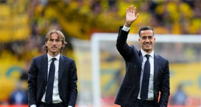 包含意甲AC米兰2-2比萨红黑军团错失扩大优势机会的词条