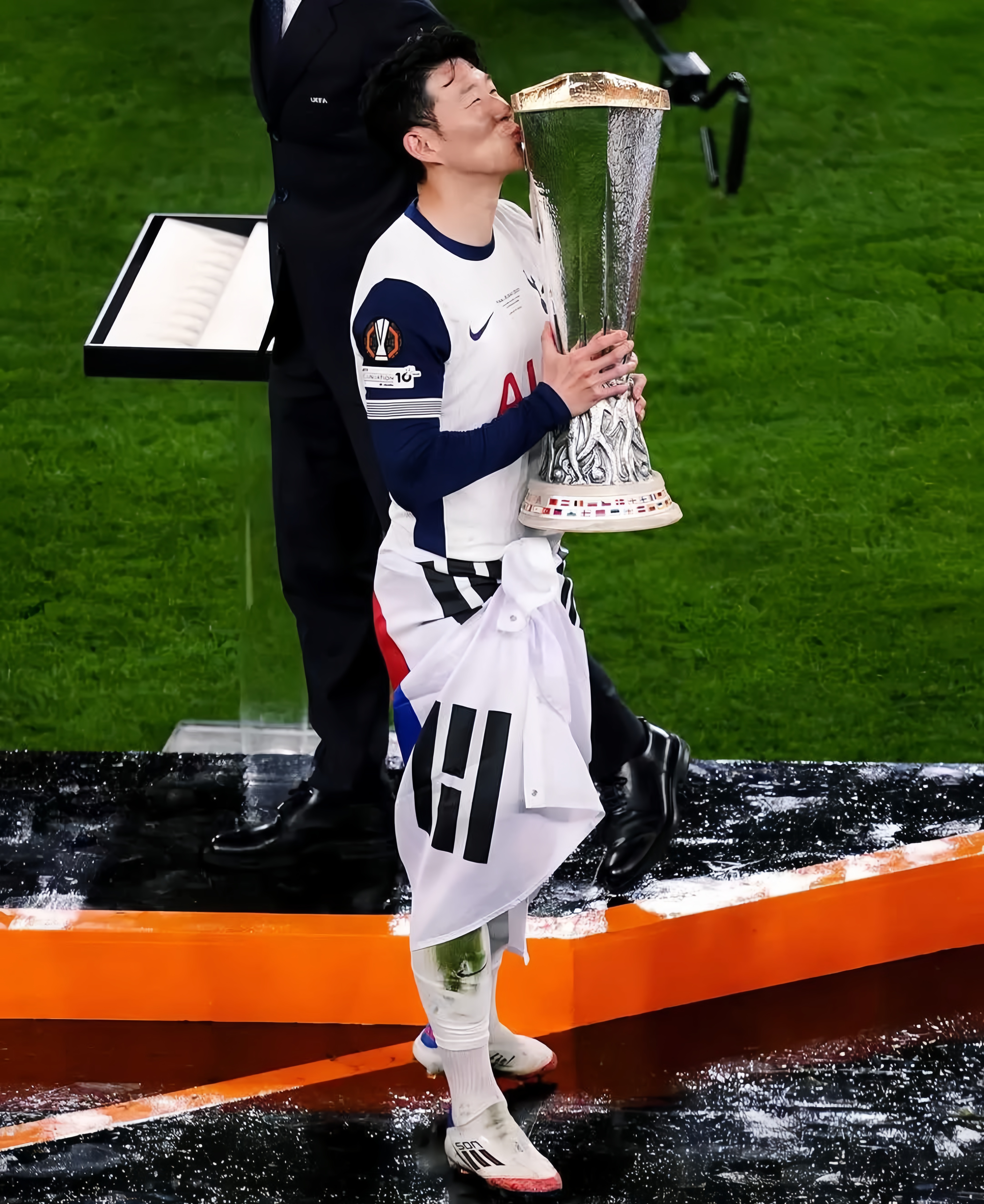 孙兴慜赛后不想佩戴热刺队长袖标深陷转会流言的简单介绍